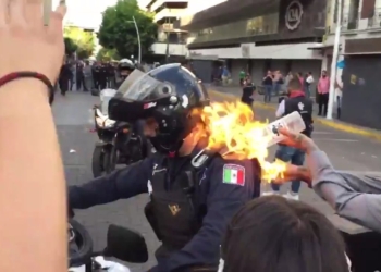 en-protestas-queman-a-policia