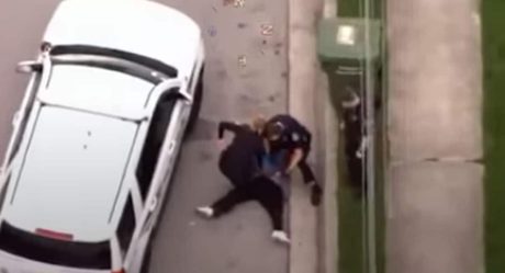 VIDEO: Policía presiona con su rodilla el cuello de afroamericano