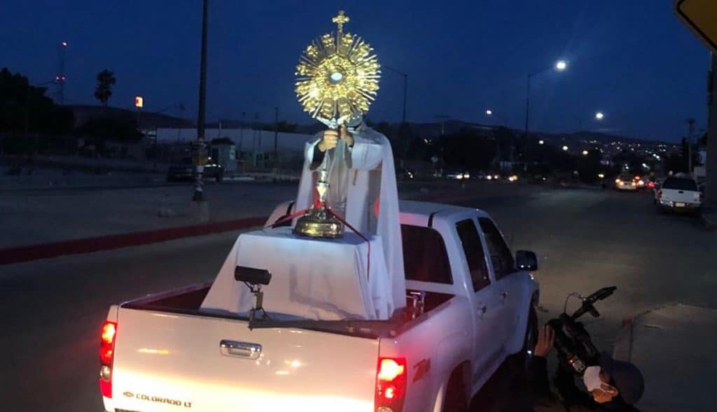 sacerdote-bendiciones- Tijuana