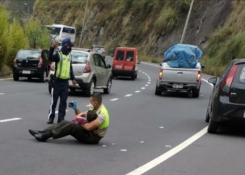 en-medio-de-brutal-accidente-policia-calma-a-nino-y-se-viraliza