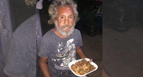 FOTOS: Abuelito pide alimento y le dan croquetas