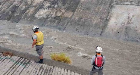 Intensa movilización por menor arrastrado por corriente