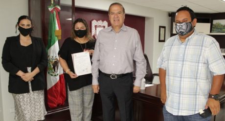 González entrega nombramiento definitivo a maestra de SEPM
