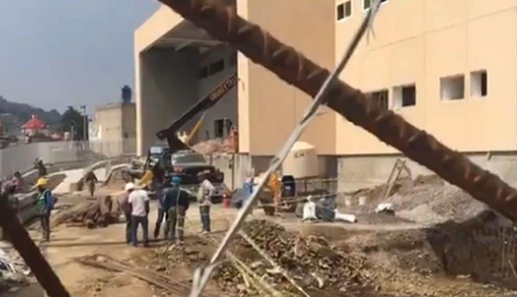 VIDEO-Derrumbe-en-construcción-de-hospital-hay-varios-lesionados