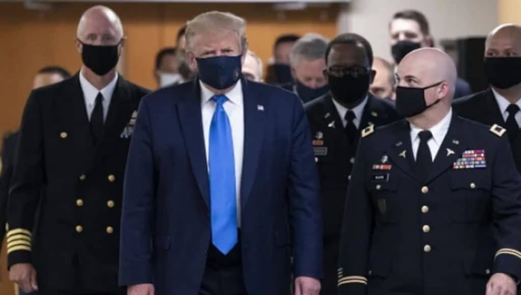 Trump-usa-cubrebocas-por-primera-vez-en-público