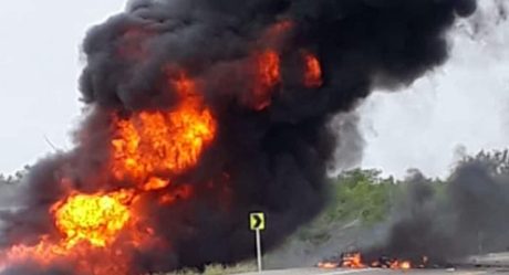 VIDEO: Vuelca camión con gasolina, van a robar y mueren en explosión