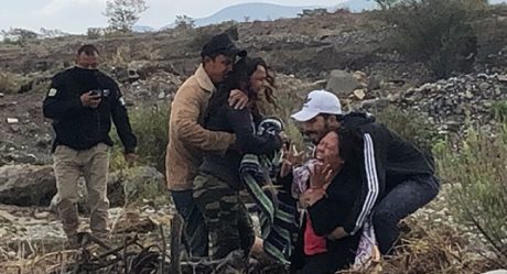 Auto es arrastrado tras el paso del huracán Hanna y enluta familia