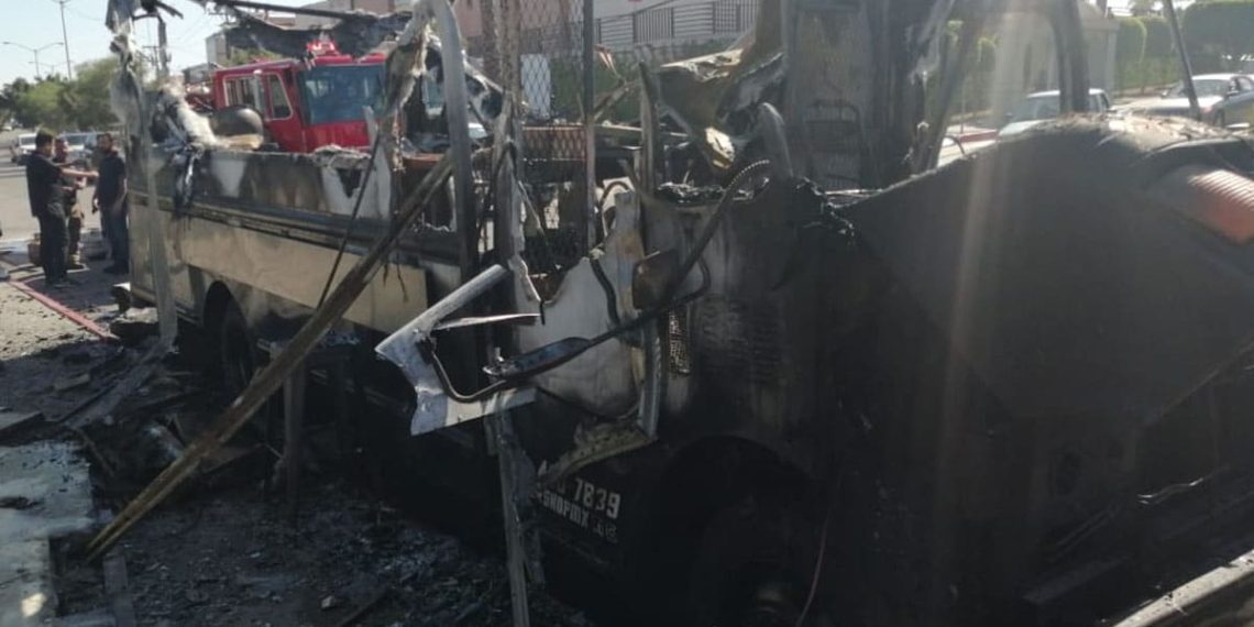 Se-incendia-lonchera-de-hamburguesas-hay-dos-heridos