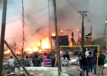 fuerte-incendio-arrasa-varias-viviendas