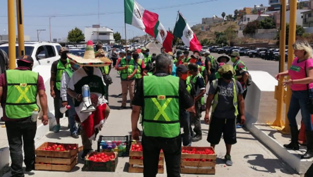 Ángeles-sin-fronteras-se-manifiestan-a-tomatazos-en-caseta-de-Playas