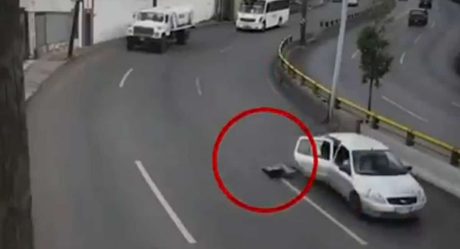 VIDEO: Niño sale disparado de auto en movimiento