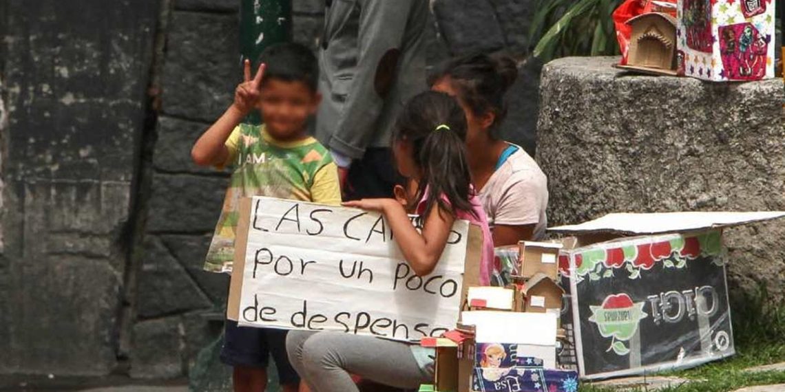Madre-e-hijos-cambian-casas-de-cartón-por-despensa-en-la-calle
