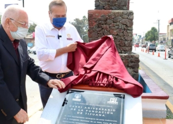 González-devela-placa-conmemorativa-por-rehabilitación-de-Arcos