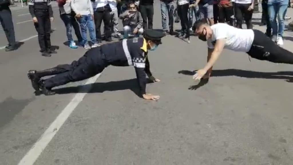 duelo-de-lagartijas-se-enfrentan-policia-e-instructor-de-gimnasio