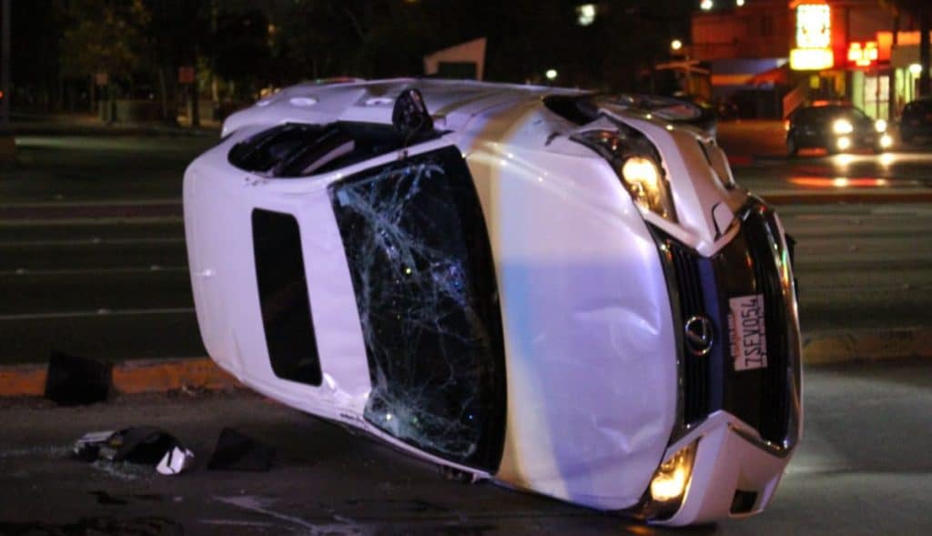 Vuelca-auto-de-reciente-modelo-cerca-de-la-Garita-de-Otay