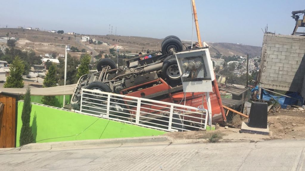 camion-repartidor-cae-sobre-una-vivienda-hay-un-muerto