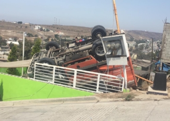 camion-repartidor-cae-sobre-una-vivienda-hay-un-muerto