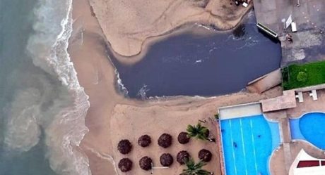 Otra vez vierten aguas negras al mar en Acapulco