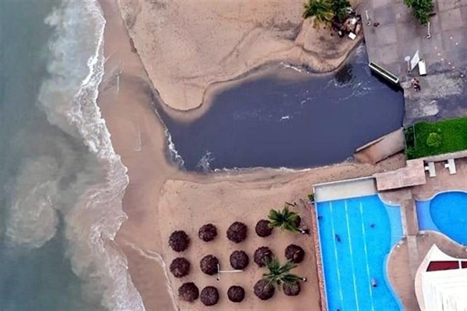otra-vez-vierten-aguas-negras-al-mar-en-acapulco