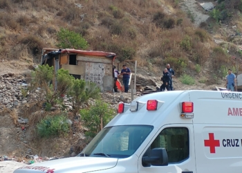 Lo atacan a balazos en su casa