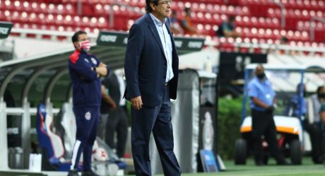 Chivas destituye a Luis Fernando Tena