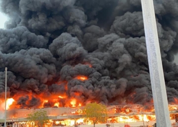 infernal-incendio-consume-mercado-en-emiratos-arabes-unidos