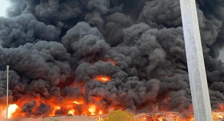 Infernal incendio consume mercado en Emiratos Árabes Unidos