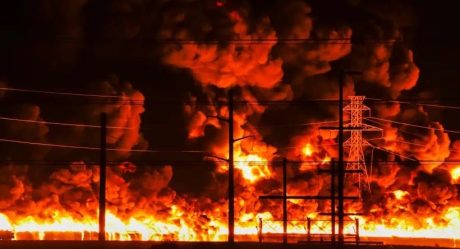 Gigantesco incendio en fábrica de plásticos