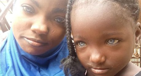 FOTOS: Abandona a su esposa e hijas por 'extraño' color de ojos