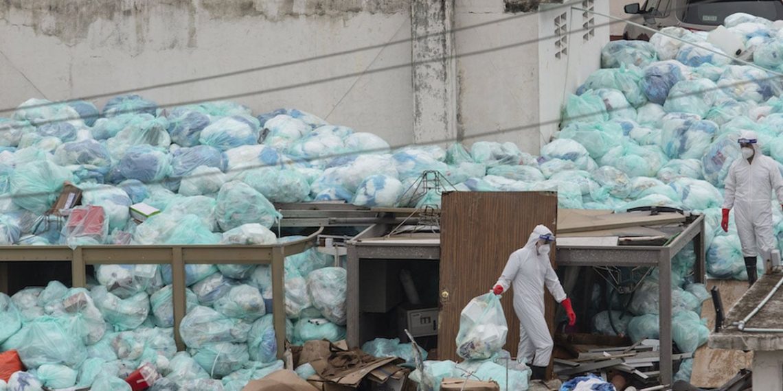 Tras-quejas-retiran-bolsas-con-desechos-médicos-de-hospital