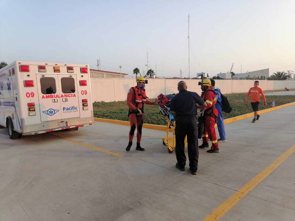 marina-realiza-evacuacion-medica-de-un-barco-con-un-helicoptero