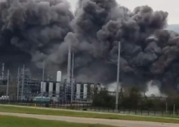 VIDEO-Huracán-Laura-toca-tierra-y-provoca-incendio-en-planta-química