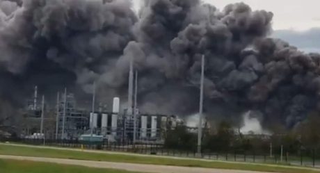 VIDEO: Huracán Laura toca tierra y provoca incendio en planta química