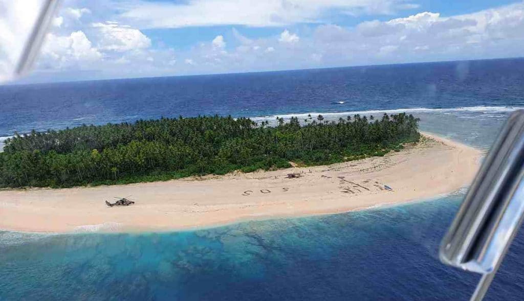 Hacen-señal-en-arena-y-los-rescatan-de-isla