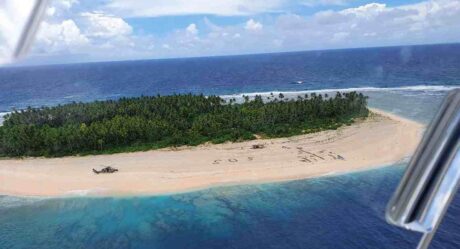 Hacen señal en arena y los rescatan de isla