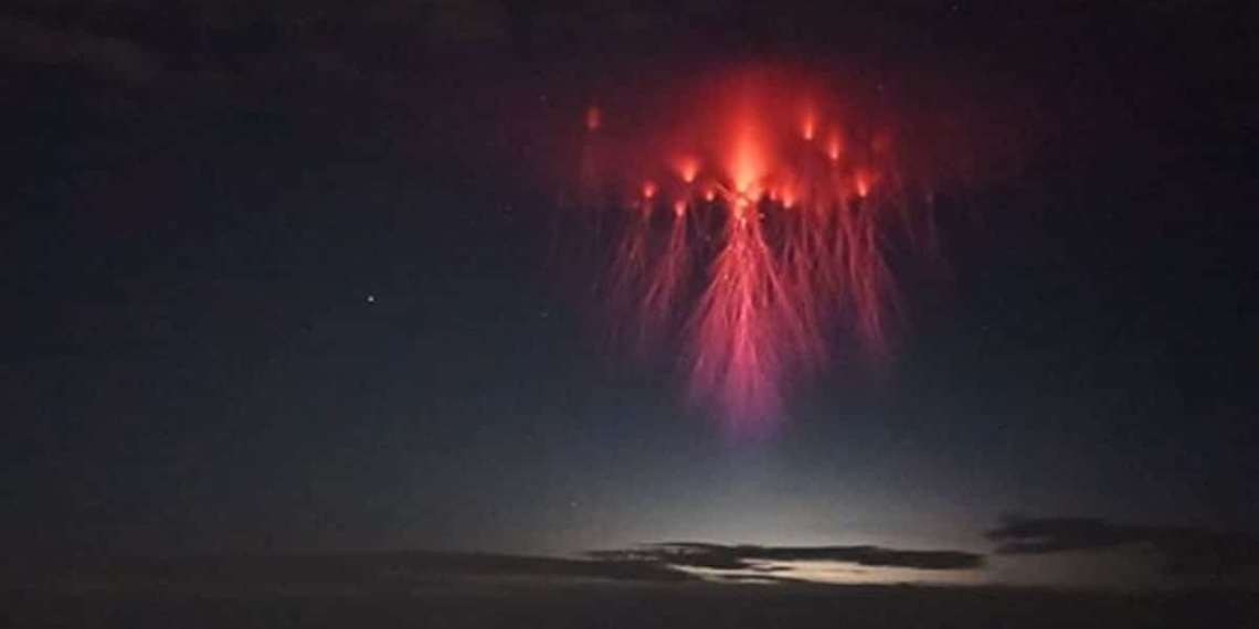 FOTO-Captan-extraña-medusa-roja-en-el-cielo