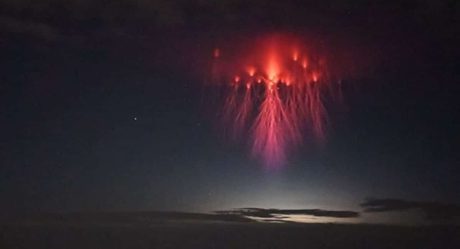 FOTO: Captan extraña 'medusa roja' en el cielo