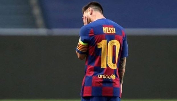 messi-devastado-en-el-vestidor-la-foto-viral