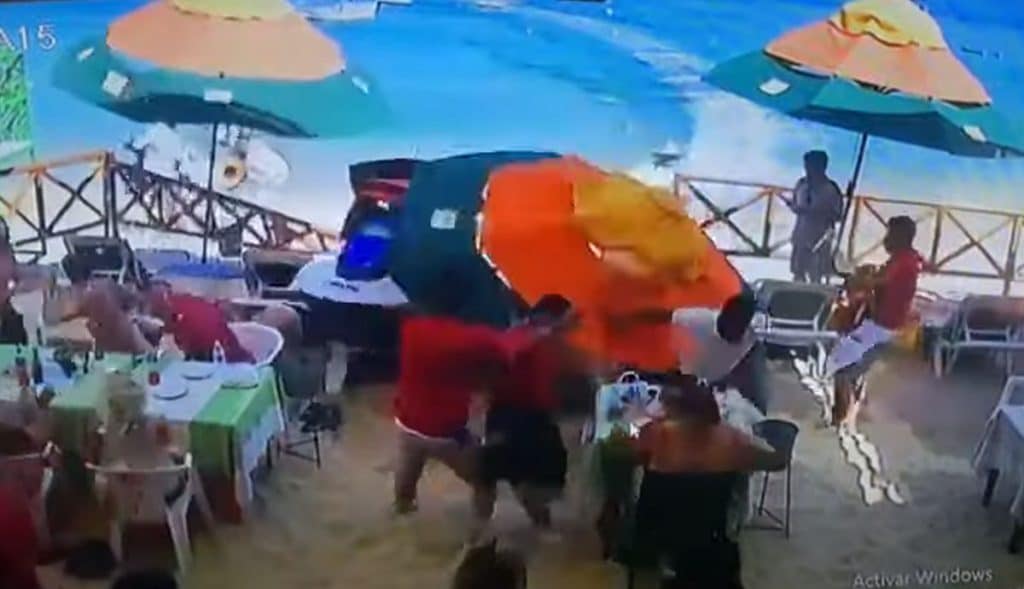 VIDEO-Moto-acuática-se-estrella-contra-restaurante-hay-víctimas