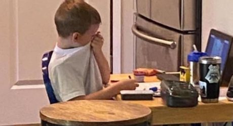 Niño llora de frustración durante su clase virtual