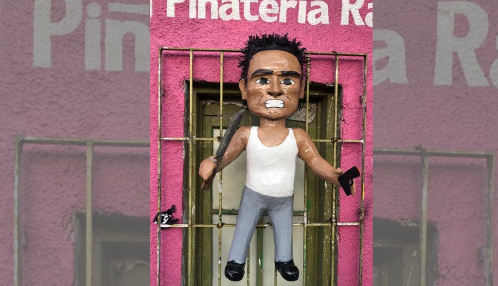 Ya-está-a-la-venta-la-piñata-del-ladrón-golpeado-en-la-combi