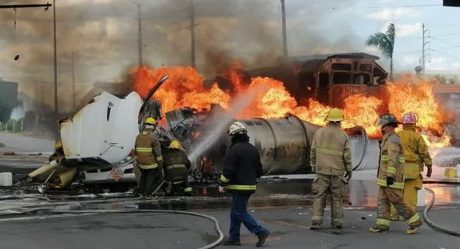 VIDEO: Voraz incendio, pipa con gasolina intenta ganarle a tren y choca