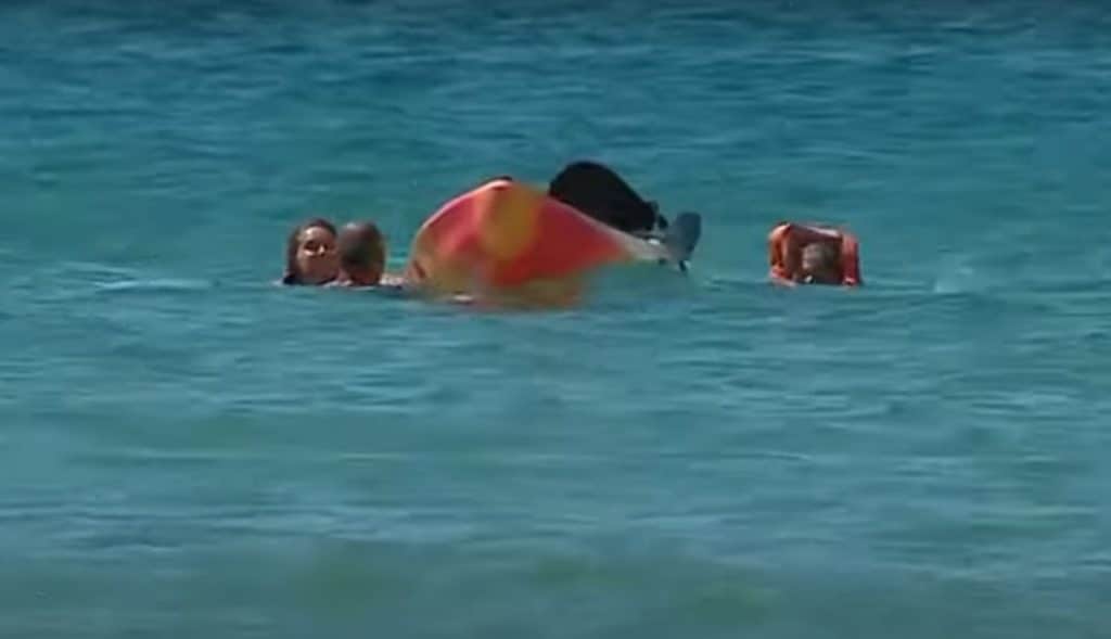 VIDEO-El-presidente-se-lanza-al-agua-para-rescatar-turistas