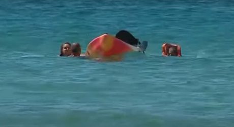 VIDEO: Presidente se lanza al agua para rescatar turistas