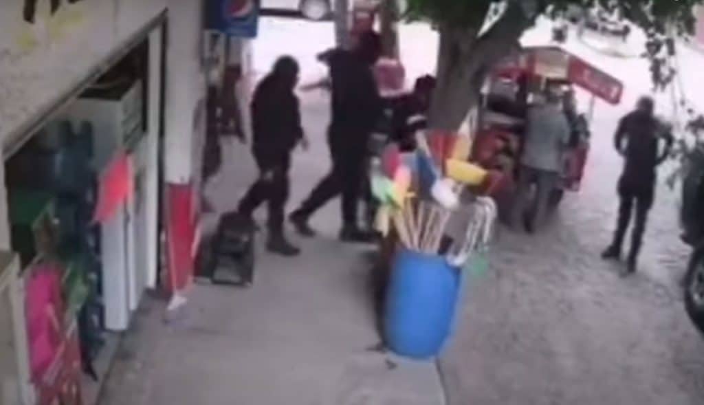 VIDEO-Supuestos-policías-estatales-secuestran-a-comerciante-en-tienda