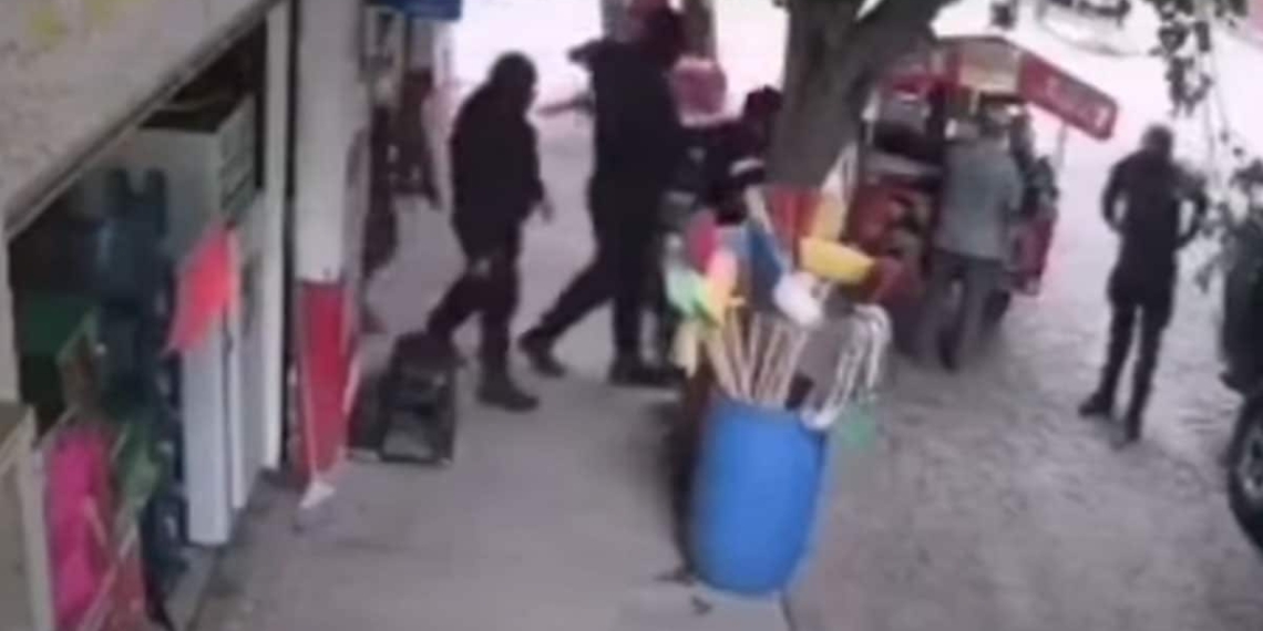 VIDEO-Supuestos-policías-estatales-secuestran-a-comerciante-en-tienda