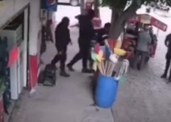 VIDEO-Supuestos-policías-estatales-secuestran-a-comerciante-en-tienda