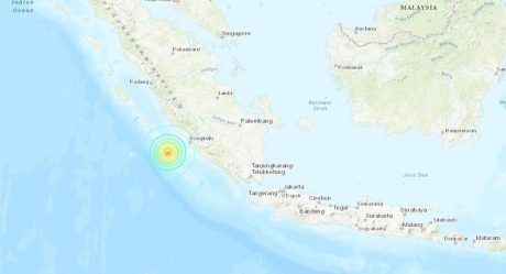 Potentes sismos remecen frente a costas de Indonesia