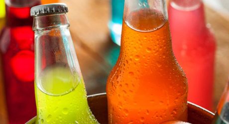 Prohíben venta de refrescos y alimentos chatarra a menores de edad