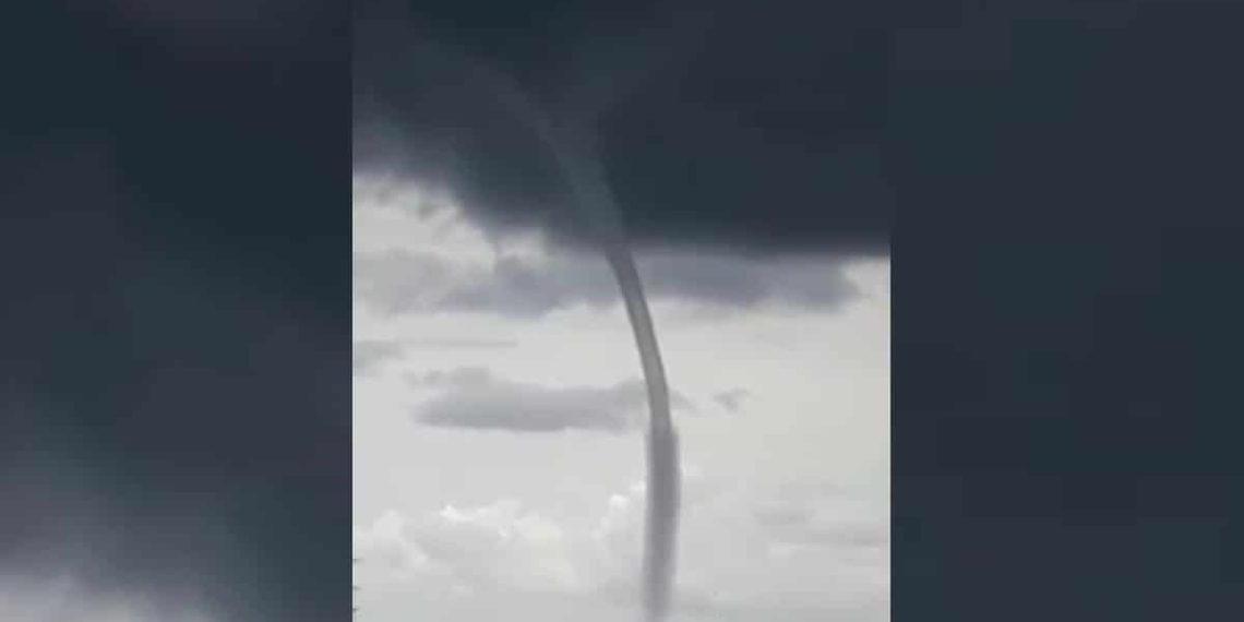 VIDEO-Sorprende-tromba-marina-a-bañistas